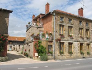 Vue sur la maison et le corps de ferme